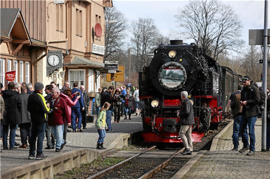 Ein Sonderzug der Harzer Schmalspurbahnen (HSB) steht am Jubiläumstag im Bahnhof Drei Annen Hohne. Die HSB feiern am Mittwoch 125 Jahre Harzquer- und Brockenbahn. Foto: Bein