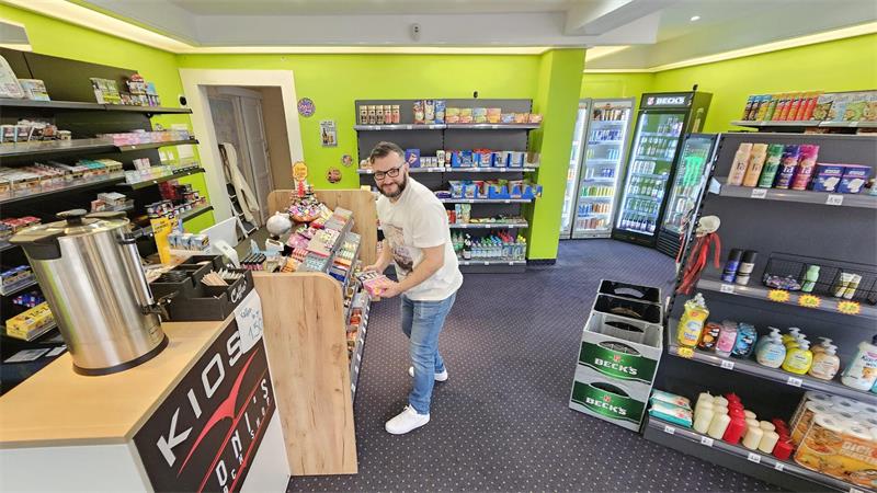 Kioskbetreiber Doni Beqiri steht in seinem Geschäft in der Bad Harzburger Bummelallee.