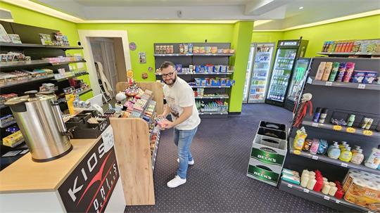 Kioskbetreiber Doni Beqiri steht in seinem Geschäft in der Bad Harzburger Bummelallee.