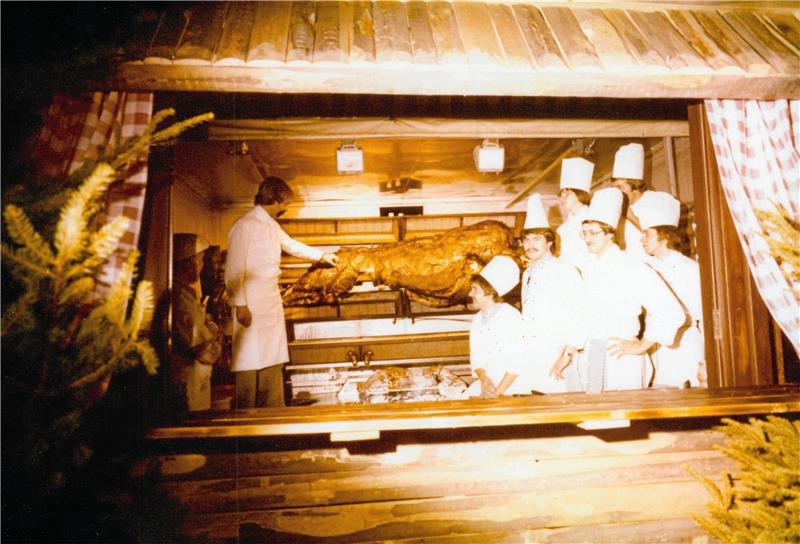 Ein Spanferkel zum Nikolaustag? Die Küchenbrigade gibt Rätsel auf. Foto: Ahrens-Archiv