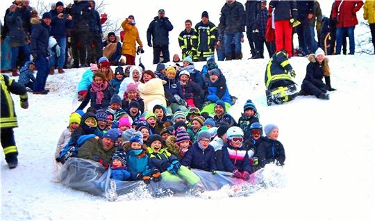 Ein Spaß für Kinder und Erwachsene gleichermaßen: Das Rudelrodeln im Teichtal gehört zu den Attraktionen des Winterfestes in St. Andreasberg, mit dem die Stadt Braunlage in die Event-Saison 2024 startet.  Archivfoto: Jung