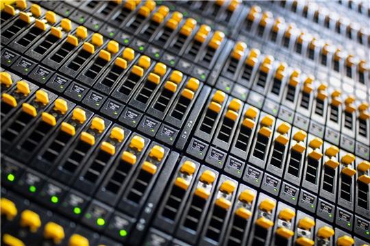 Ein Speichersystem mit über einem Petabyte an Kapazität ist in einem Rechenzentrum des bayerischen Landeskriminalamts.