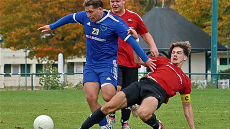 Ein Spiel auf Nordharzliga-Niveau: Seesens Kapitän Nico Mönnecke (r.) fährt dem Bad Harzburger Kay Petermann in die Parade. In der Mitte Gästespieler Felix Ebeling, der zum zwischenzeitlich 2:1 für den FC trifft.