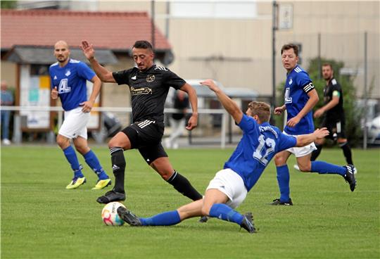 Ein Spiel mit viel Kampf, doch am Ende holen Ömer Altin (li.) und der TSV Lochtum die Punkte gegen Lukas Quadt (re.) und den FC Othfresen.  Foto: Neuendorf