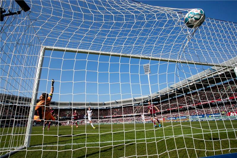 Ein Spielball landet im Tor.