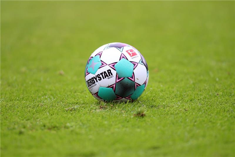 Wegen Meppen und Oldenburg: Abstiegskampf in Regionalliga Ein Spielball liegt auf dem Rasen.