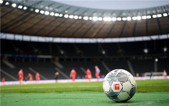 Ein Spielball liegt auf dem Rasen.