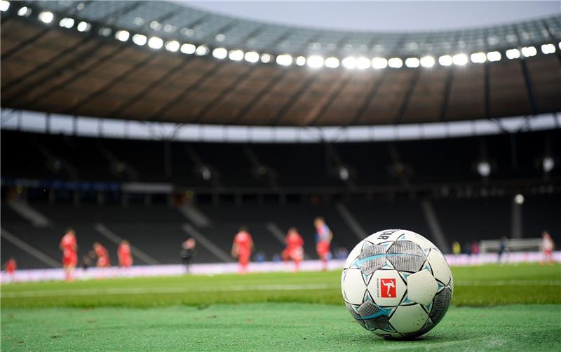 Ein Spielball liegt auf dem Rasen.