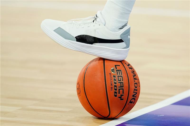 Ein Spieler berüht den Spielball mit dem Fuß.