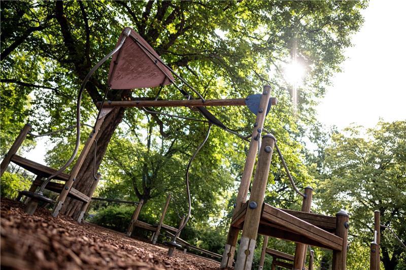 Mehr Grün auf Spielplätzen - besser für Kinder und Klima Ein Spielplatz inmitten von Bäumen in Berlin: «Wir finden mehr Gehör als noch vor Jahren, wo wir sofort immer das Argument gehört haben, die Grün-Pflege sei zu teuer».