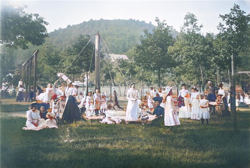 Ein Spielplatz vor 100 Jahren. 