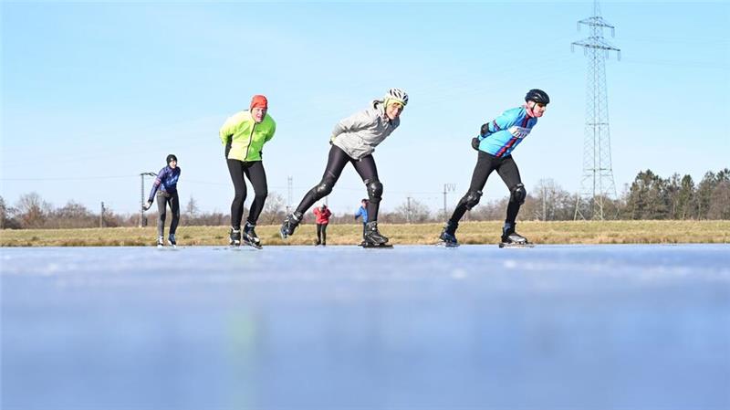 Wintervergnügen - Ostfriesen „schöfeln“ auf gefrorenem Acker Ein Sportverein hat in Ostfriesland einen Acker geflutet, auf dem man Schlittschuh laufen kann.