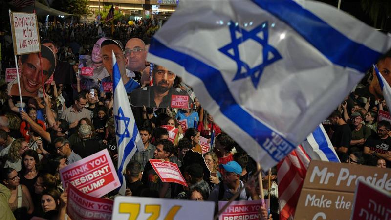Jubel für Trump, Pfiffe für Netanjahu in Tel Aviv Ein Sprecher der Familienangehörigen sagte, auf dem Platz seien rund 400.000 Menschen.