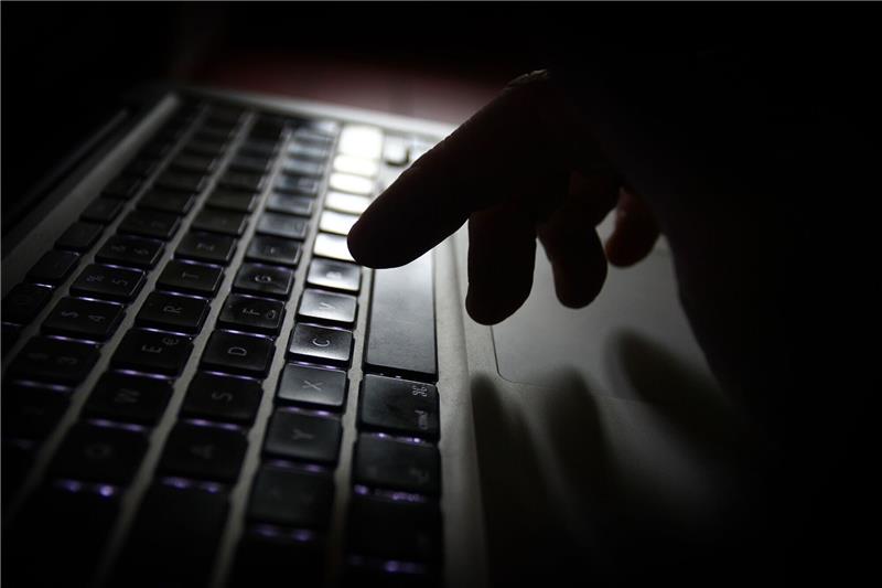 „Spiegel”: Schwachstelle bei Online-Personalausweis entdeckt Ein Sprecher des Chaos Computer Clubs (CCC) bestätigte dem «Spiegel», dass der Hacker einen kritischen Punkt im eID-Verfahren auf mobilen Geräten aufgezeigt habe.