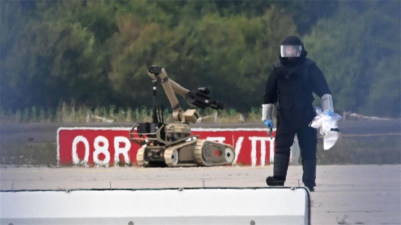Dobrindt nennt Drohnen-Vorfall „hybrides Anschlagsszenario“ Ein Sprengroboter kam nach dem Drohnenfund zum Einsatz.