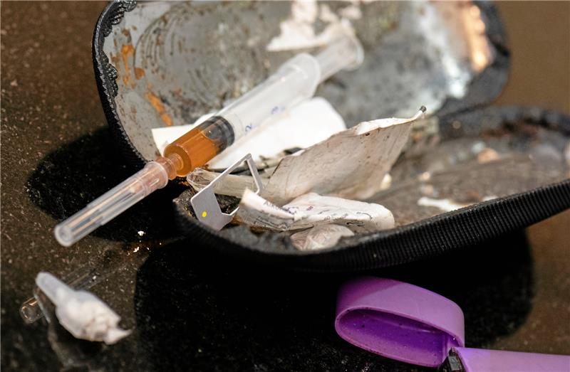 Ein „Spritzbesteck“ mit einer bereits aufgezogenen Heroinspritze. Im „Café Spiegel“ können die Konsumenten ihre benutzten Spritzen gegen neue, saubere tauschen. Foto: picture alliance