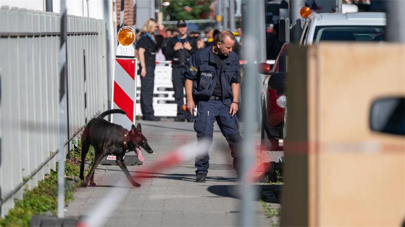 Brandanschläge auf Münchner Rüstungsunternehmen Ein Spürhund war im Einsatz.