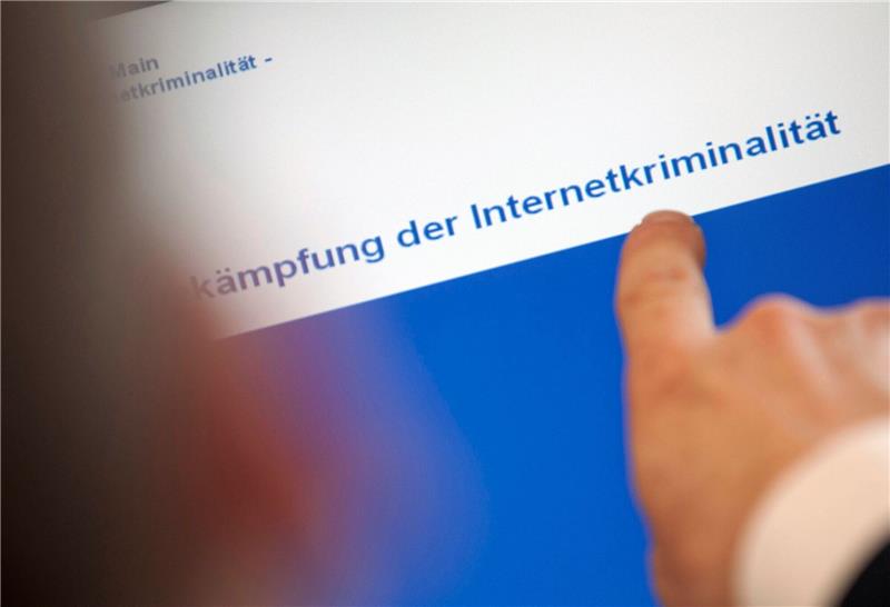 Ein Staatsanwalt zeigt bei einer Vorstellung der Arbeit der ZIT auf einen Bildschirm.