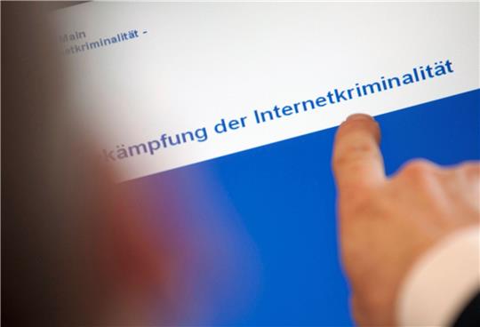 Ein Staatsanwalt zeigt bei einer Vorstellung der Arbeit der ZIT auf einen Bildschirm.