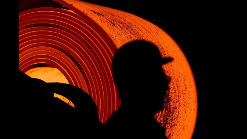 Größte deutsche Stahlfirma erstmals mit Frau an der Spitze Ein Stahlarbeiter bei der Arbeit - er hat eine neue Chef-Chefin.