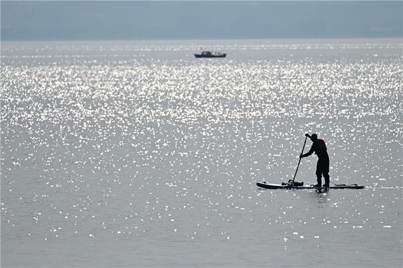 Polizei: Vermisster Paddler vom Bodensee wohl ertrunken Ein Stand-up-Paddler paddelt über den Bodensee. (Symbolbild)