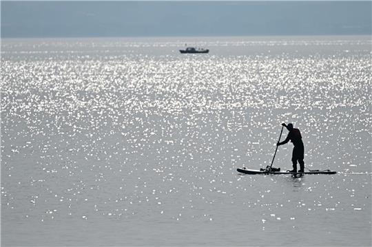 Ein Stand-up-Paddler paddelt über den Bodensee. (Symbolbild)