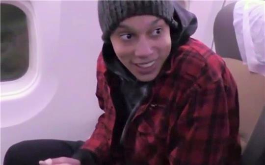 Ein Standbild aus einem Video des russischen Föderalen Sicherheitsdienstes zeigt WNBA-Star Brittney Griner im Flugzeug, das sie für den Gefangenenaustausch nach Abu Dhabi fliegt.