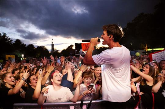 Ein Star zum Anfassen: Wincent Weiss sorgt an der Bleichestelle in Osterode beim Harz-Open-Air für Stimmung. Foto: Koch