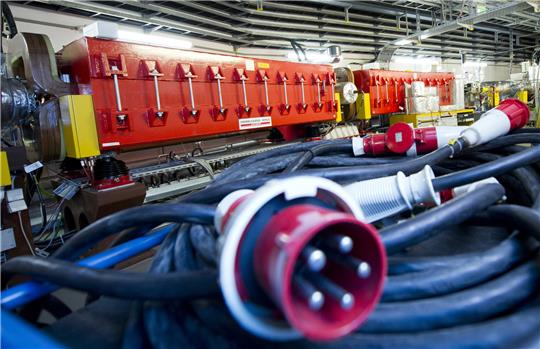 Ein Starkstromkabel in einem Industrieunternehmen: Energieintensive Betriebe wie H.C. Starck Tungsten fordern eine Deckelung des Strompreises. Sie fürchten um ihre Wettbewerbsfähigkeit. Symbolfoto: Daniel Reinhardt/dpa