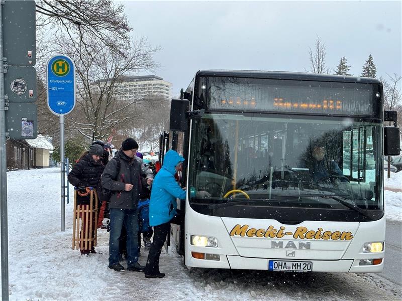 Ein Stehplatz zum Hexenritt: Auch am Montag gegen 11.15 Uhr ist der Skibus bereits gut gefüllt, als er die Haltestelle Großparkplatz in Braunlage mit einigen Minuten Verspätung erreicht. Foto: Eggers