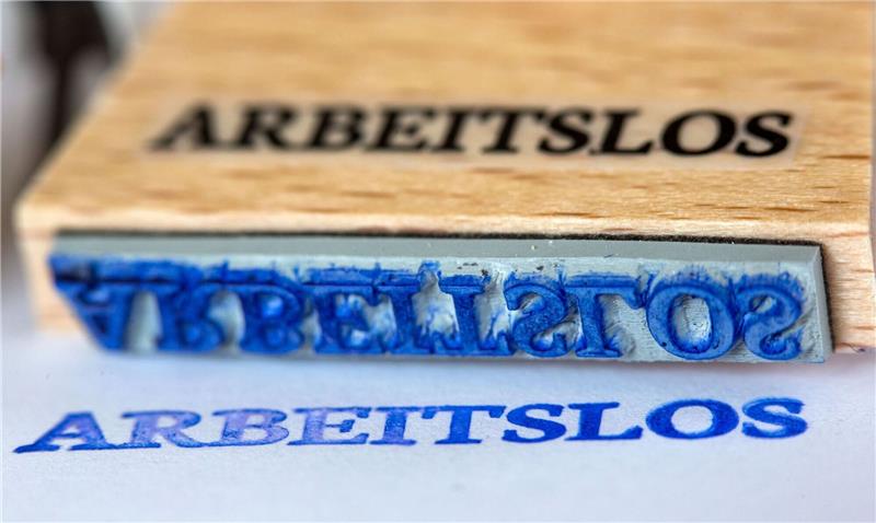 Arbeitslosenquote im Euroraum leicht gestiegen Ein Stempel mit der Aufschrift «Arbeitslos»: Wie es mit Zahlen zur Arbeitslosigkeit in der Eurozone aussieht. (Symbolbild)
