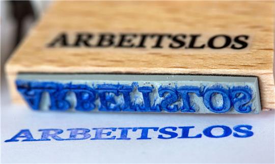 Ein Stempel mit der Aufschrift «Arbeitslos»: Wie es mit Zahlen zur Arbeitslosigkeit in der Eurozone aussieht. (Symbolbild)