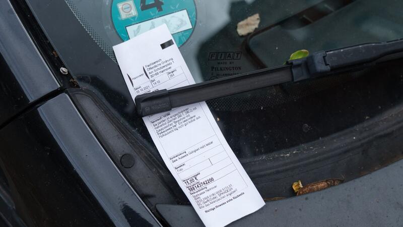„Knöllchen“-Machtwort aus Karlsruhe: Halter ist nicht Täter Ein Strafzettel klemmt hinter einem Scheibenwischer (Symbolbild). Das Bundesverfassungsgericht hat betont, dass der Halter eines Autos nicht automatisch der Täter ist, wenn mit dem Wagen Parkverstöße begangen werden.