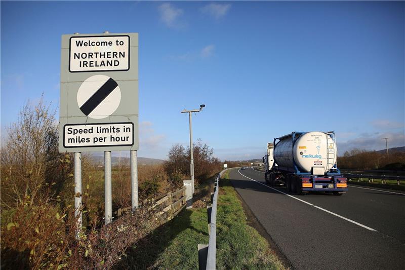 Der Brexit-Fluch: Worum es beim Nordirland-Protokoll geht Ein Straßenschild mit der Aufschrift «Willkommen in Nordirland» an der Grenze zwischen Nordirland und der Republik Irland.