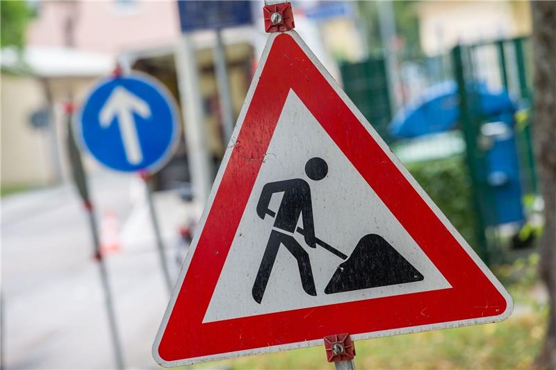 Bauarbeiten: Am Wochenende Verkehrsbehinderungen in Hannover Ein Straßenschild weist auf eine Baustelle hin.