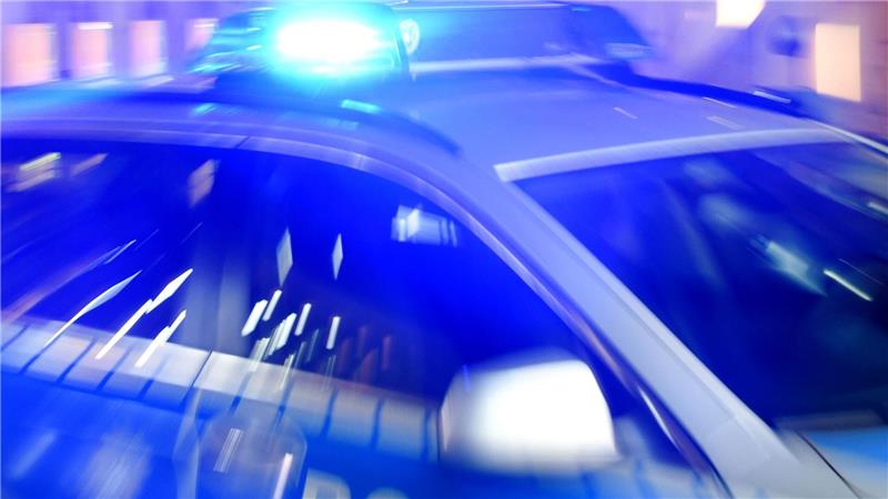 Seesen: Mercedes brennt in der Nacht – Polizei ermittelt Ein Streifenwagen der Polizei mit eingeschaltetem Blaulicht. (Symbolbild)