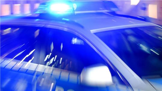 Ein Streifenwagen der Polizei mit eingeschaltetem Blaulicht. (Symbolbild)