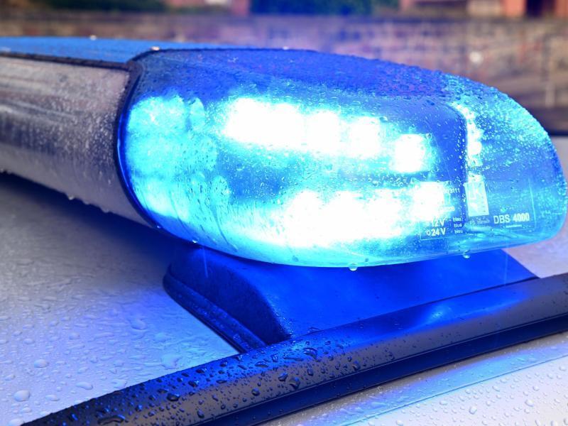 Vermisster aus Groß Döhren: Vorläufige Festnahme Ein Streifenwagen der Polizei mit eingeschaltetem Blaulicht. Foto: Carsten Rehder/dpa/Symbolbild