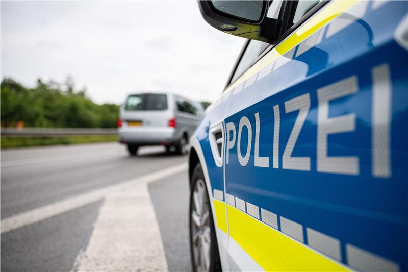 Einbruch in Supermarkt und Kiosk, Hundefund in Seesen Ein Streifenwagen der Polizei steht auf einer Straße.