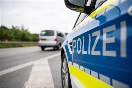 Ein Streifenwagen der Polizei steht auf einer Straße. Foto: dpa
