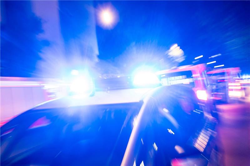 Tat auf Torfhaus, Außenspiegel abgefahren, Drogeneinfluss Ein Streifenwagen der Polizei steht mit Blaulicht an einem Einsatzort.