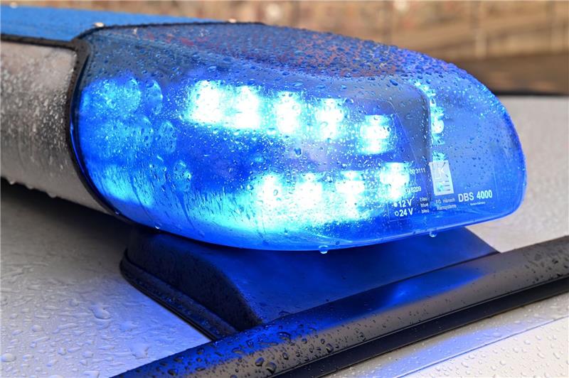 72-Jähriger vereitelt Betrug von falschen Polizeibeamten Ein Streifenwagen der Polizei steht mit eingeschaltetem Blaulicht an einem Einsatzort.