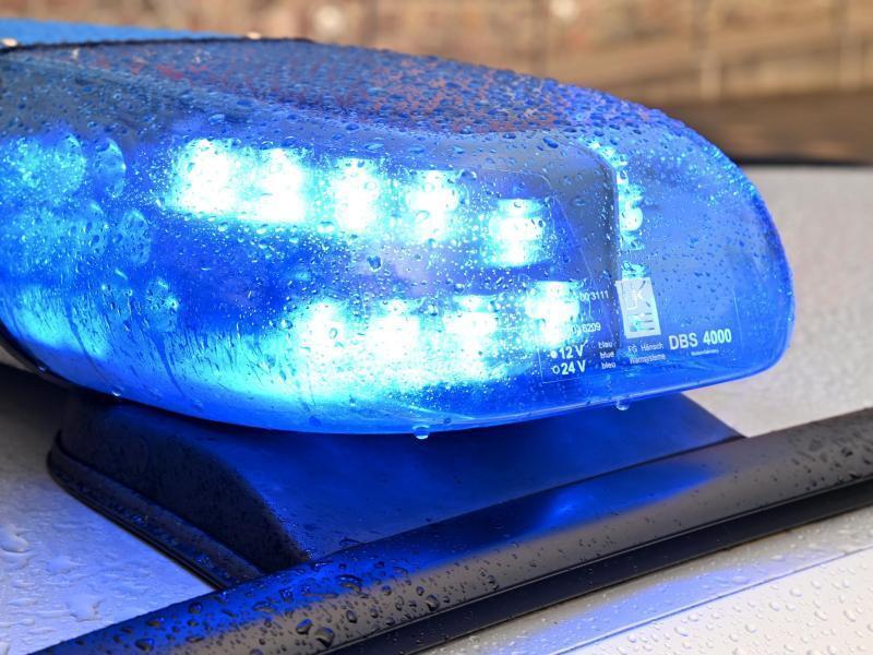Jugendliche und junge Erwachsene brechen in ehemalige Fachklinik "Erbprinzentanne" ein Ein Streifenwagen der Polizei steht mit eingeschaltetem Blaulicht an einem Einsatzort. Foto: Carsten Rehder/dpa/Symbolbild