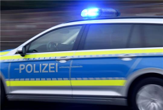 Ein Streifenwagen fährt mit eingeschaltetem Blaulicht. Foto: dpa