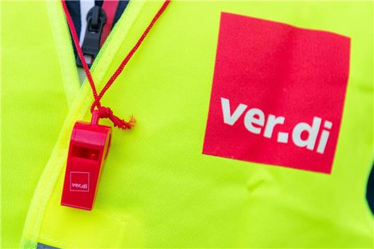 Ein Streikender trägt eine Warnweste mit dem Verdi-Logo (Symbolbild).