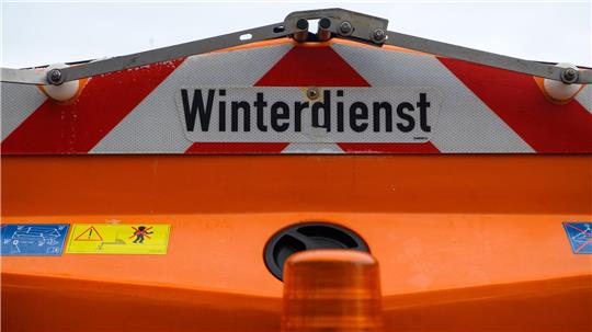 Ein Streufahrzeug stürzte in ein Hafenbecken. (Symbolbild)