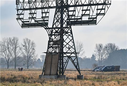 Ein Strommast mit Brandspuren nahe der Tesla-Autofabrik.
