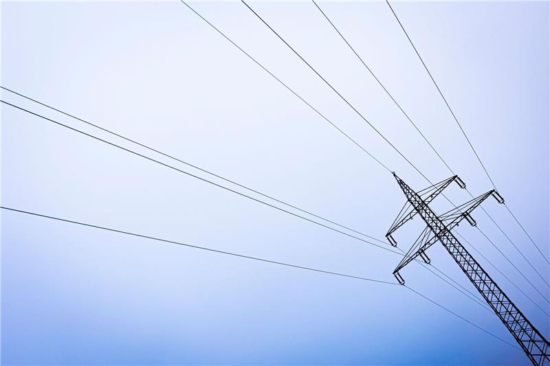 Ein Strommast steht in der Region Hannover. Deutschland verbraucht so wenig Energie wie nie zuvor.
