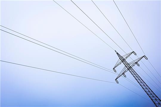 Ein Strommast steht in der Region Hannover. Deutschland verbraucht so wenig Energie wie nie zuvor.