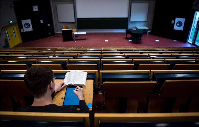 Unis sparen Energie und setzen auf Präsenzunterricht Ein Student sitzt im Hörsaal der Universität Bremen.